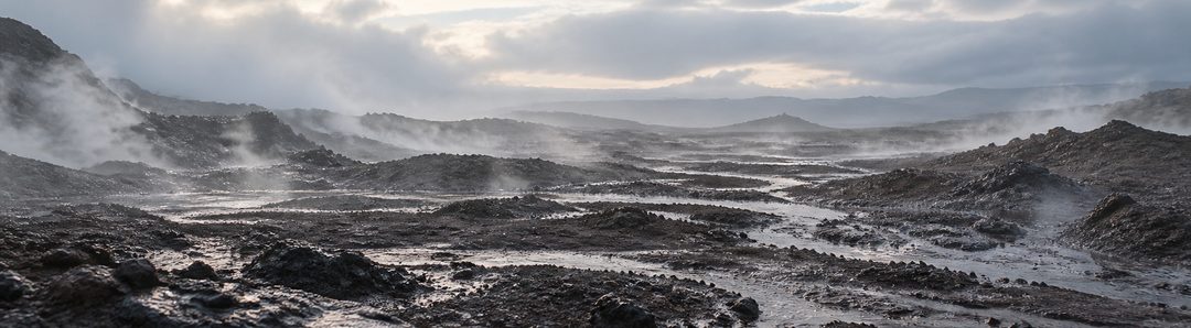 Illustratie bij: Droge aarde zonder veldplanten, bevochtigd door nevel.
